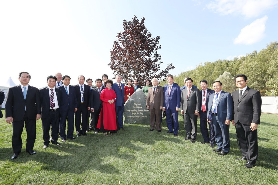 Tổng Bí thư Nguyễn Phú Trọng cùng các đại biểu chụp ảnh lưu niệm tại khuôn viên xây dựng Nhà máy chế biến sữa của Tập đoàn TH True Milk ở tỉnh Kaluga. (Ảnh: Trí Dũng/TTXVN)