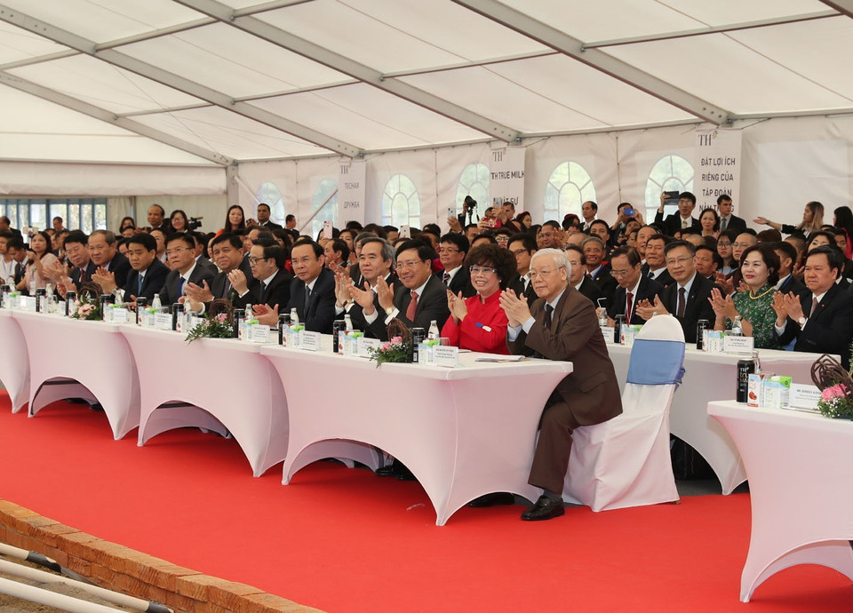 Tổng Bí thư Nguyễn Phú Trọng cùng các đại biểu dự Lễ khởi công dự án xây dựng Nhà máy chế biến sữa của Tập đoàn TH True Milk tại tỉnh Kaluga. (Ảnh: Trí Dũng/TTXVN)