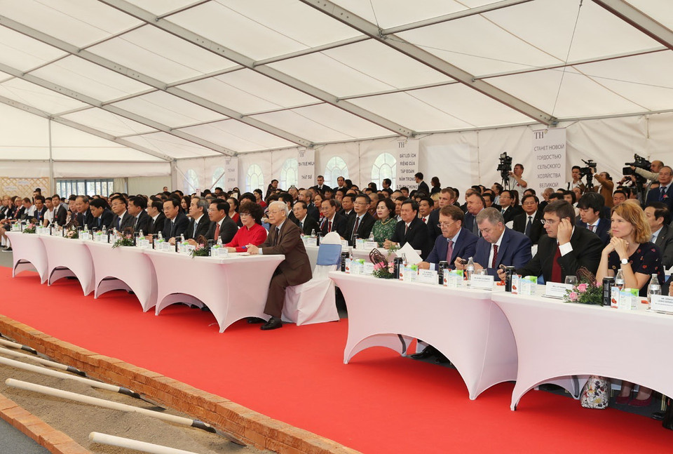 Tổng Bí thư Nguyễn Phú Trọng cùng các đại biểu dự Lễ khởi công dự án xây dựng Nhà máy chế biến sữa của Tập đoàn TH True Milk tại tỉnh Kaluga. (Ảnh: Trí Dũng/TTXVN)