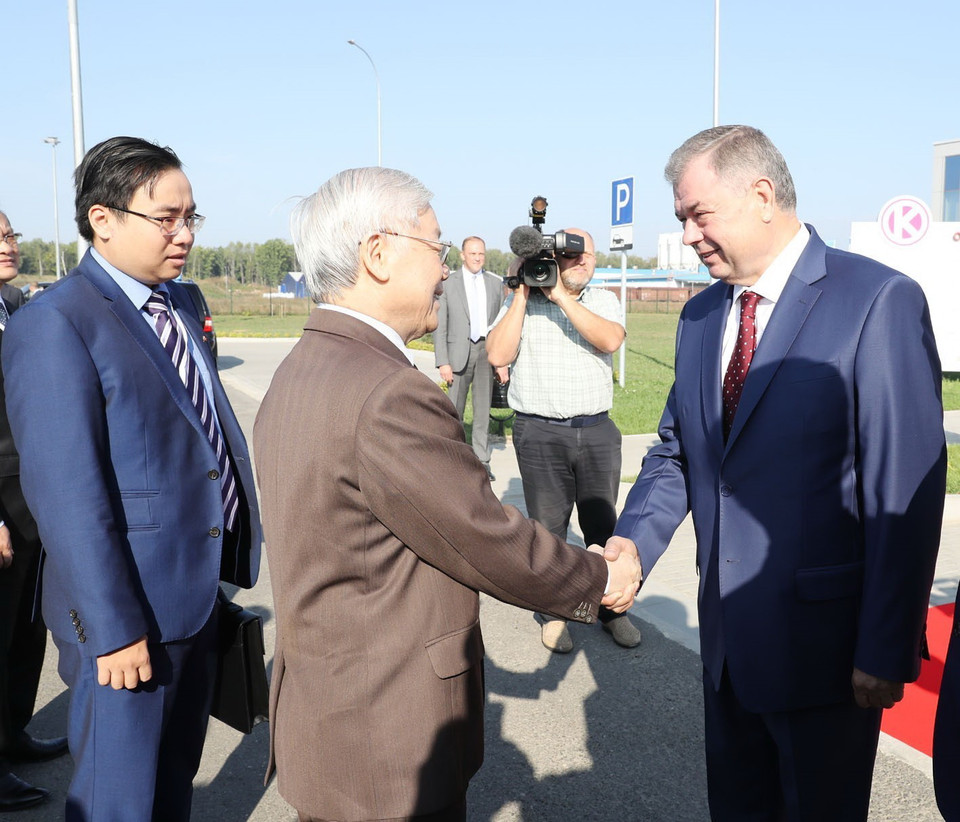 Thống đốc tỉnh Kaluga Anatoly Artamonov đón Tổng Bí thư Nguyễn Phú Trọng tại Đặc khu kinh tế Kaluga. (Ảnh: Trí Dũng/ TTXVN)