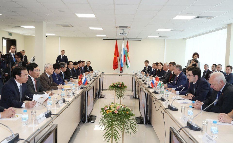 Tổng Bí thư Nguyễn Phú Trọng làm việc với lãnh đạo tỉnh Kaluga. (Ảnh: Trí Dũng/TTXVN)