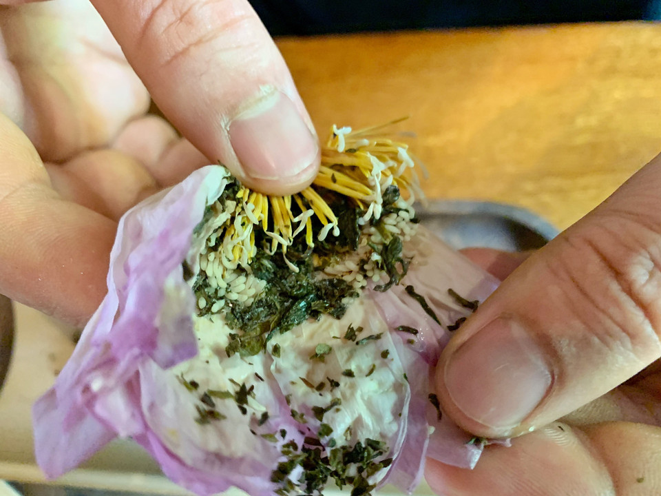 Một bông trà sen sớm đã được ủ 3 năm. Thức trà quý có tác dụng an thần, hỗ trợ lưu thông khí huyết, làm chậm quá trình lão hóa, phòng ngừa và hỗ trợ điều trị mỡ máu cao...(Ảnh: Xuân Mai/Vietnam+)