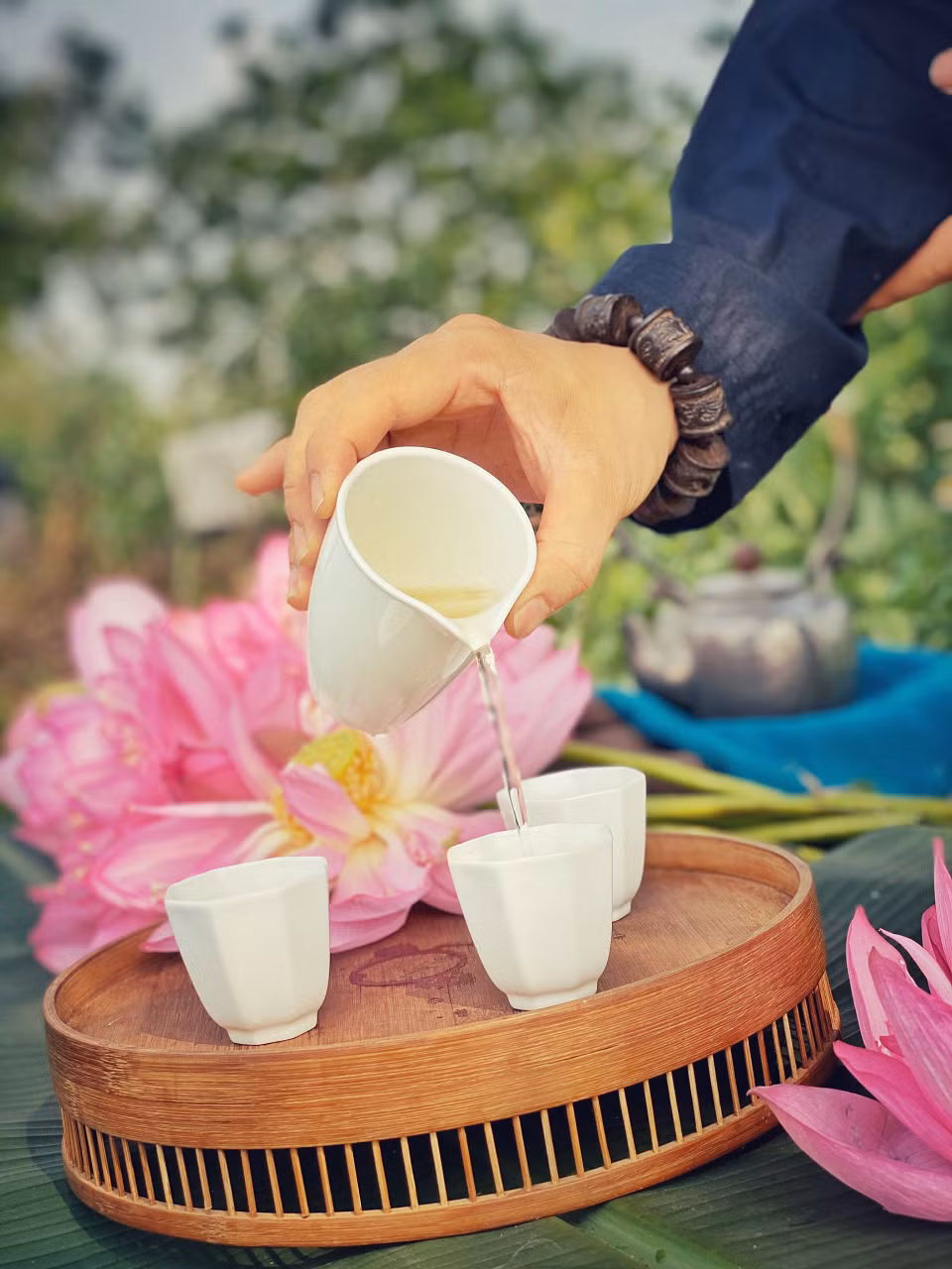 Trà sen sớm thích hợp nhất là uống vào buổi sớm, trước khi bắt đầu công việc. (Ảnh: Xuân Mai/Vietnam+)