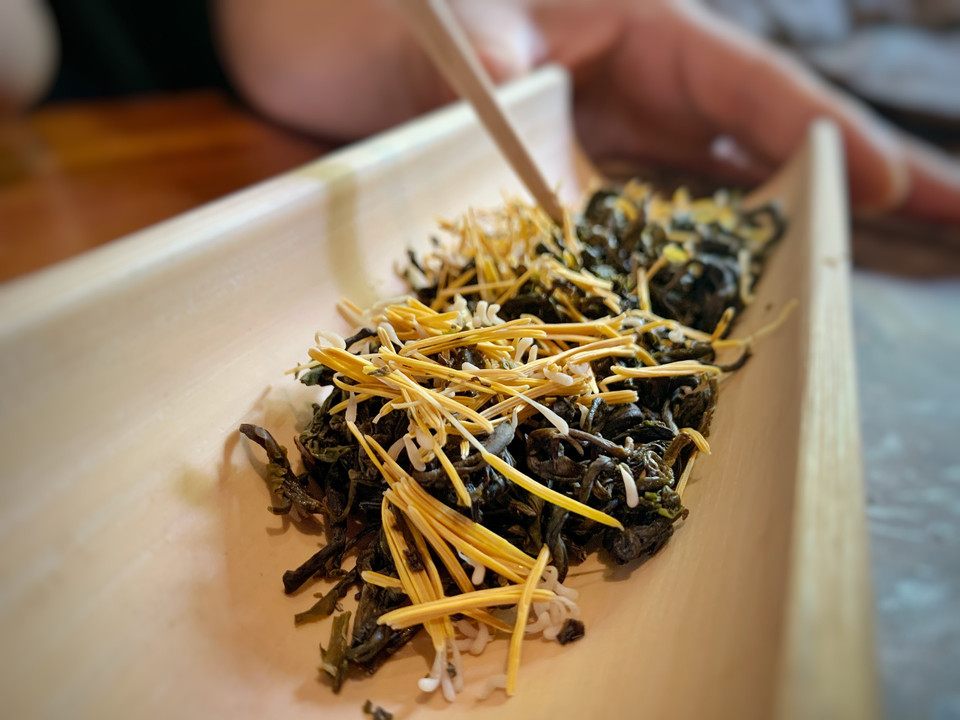 Trà sen sớm là kết tinh của trà shan tuyết cổ thụ và sen bách diệp. (Ảnh: Xuân Mai/Vietnam+)