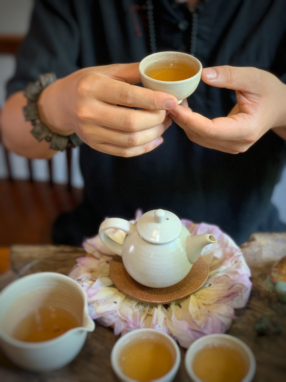 Trà sen sớm có hương thơm thanh mát, dịu ngọt, thấm sâu đem lại cảm giác thư thái. (Ảnh: Xuân Mai/Vietnam+)