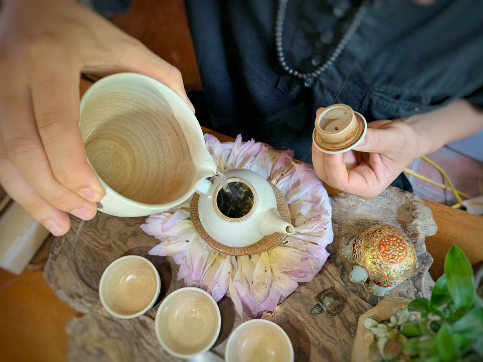 Để thưởng thức trọn vẹn một ấm trà sen sớm tuyệt vời nhất, trà cụ cũng góp phần không nhỏ, ảnh hưởng tới hương vị trà. Theo chuyên gia tư vấn, để đạt được điều đó, ấm bằng chất liệu gốm thô mộc sẽ cho ra hương thơm thuần khiết nhất. (Ảnh: Xuân Mai/Vietnam+)