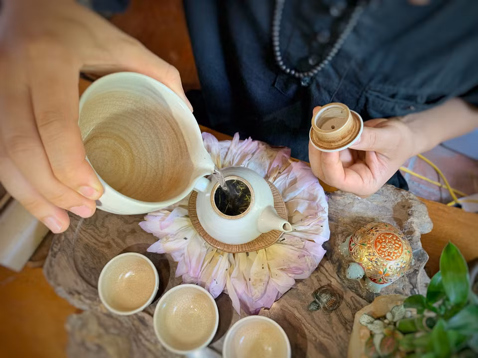 Để thưởng thức trọn vẹn một ấm trà sen sớm tuyệt vời nhất, trà cụ cũng góp phần không nhỏ, ảnh hưởng tới hương vị trà. Theo chuyên gia tư vấn, để đạt được điều đó, ấm bằng chất liệu gốm thô mộc sẽ cho ra hương thơm thuần khiết nhất. (Ảnh: Xuân Mai/Vietnam+)