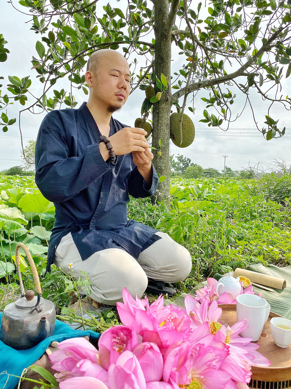 Sử dụng trà sen sớm trong quá trình hành thiền giúp thanh tâm, tĩnh trí, gạn bỏ tạp niệm, đem lại sự nhiếp tâm và an lạc. (Ảnh: Xuân Mai/Vietnam+)