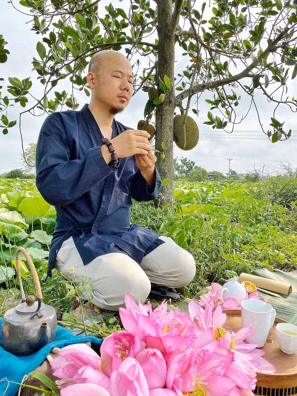 Sử dụng trà sen sớm trong quá trình hành thiền giúp thanh tâm, tĩnh trí, gạn bỏ tạp niệm, đem lại sự nhiếp tâm và an lạc. (Ảnh: Xuân Mai/Vietnam+)