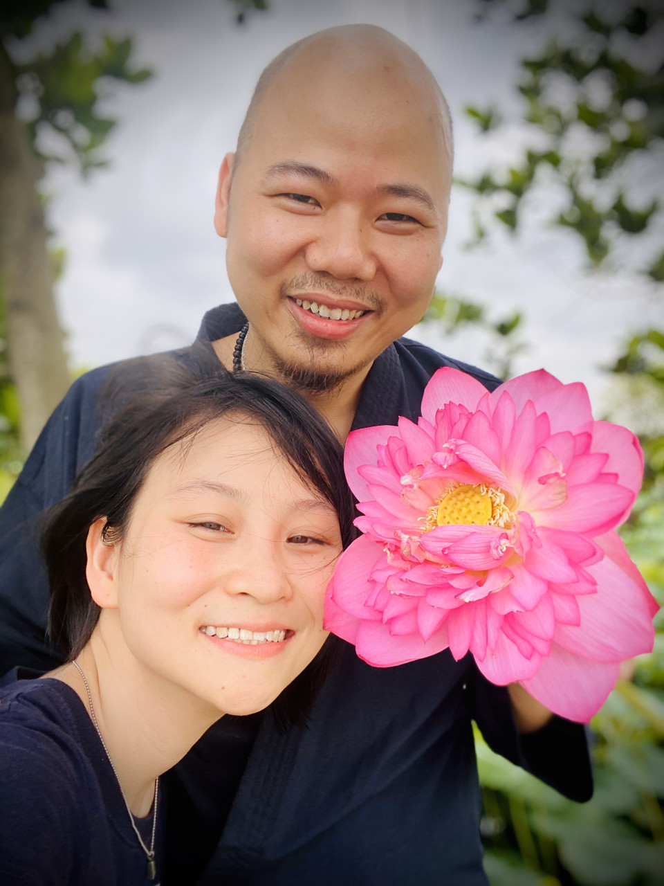 Nụ cười hoan hỉ của các bạn trẻ sau khi hành thiền và thưởng thức trà sen sớm bên đầm. (Ảnh: Xuân Mai/Vietnam+)