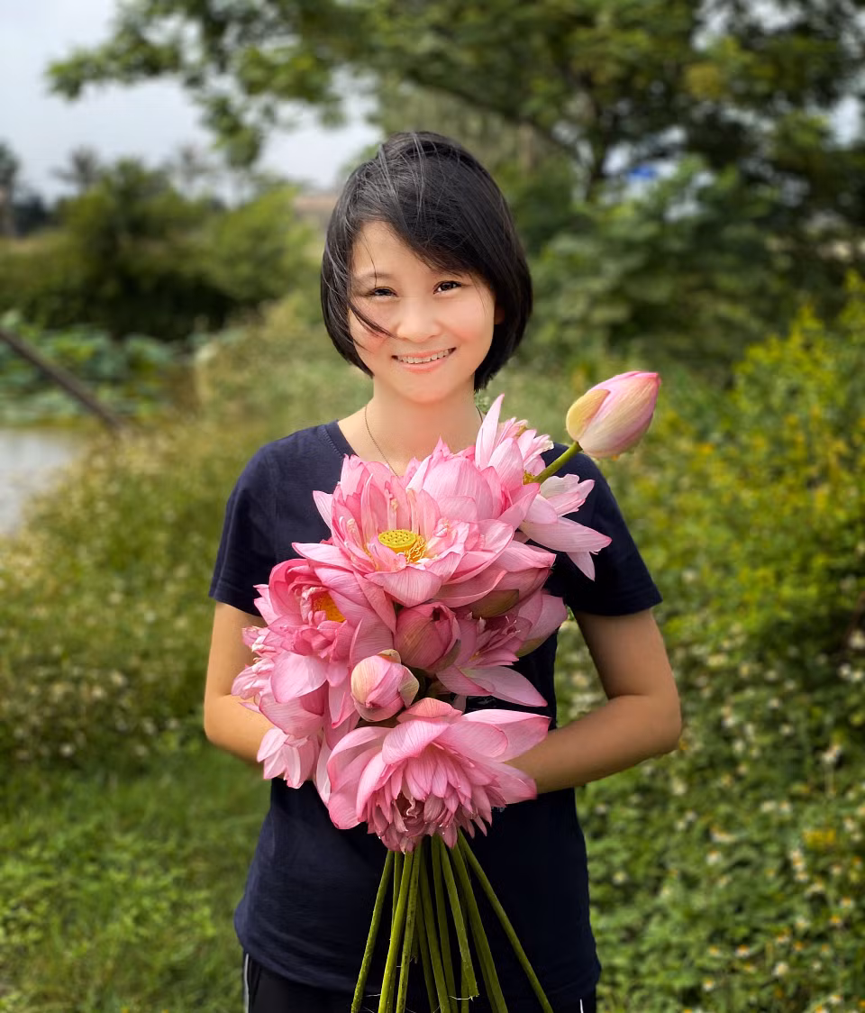 Thành quả của một sớm thăm đầm sen đầu mùa. (Ảnh: Xuân Mai/Vietnam+)