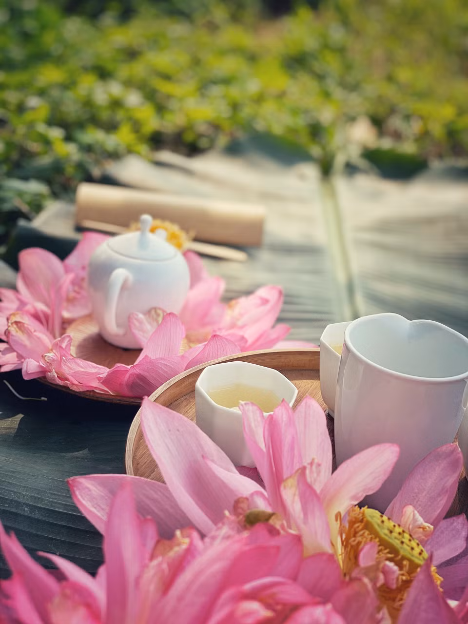 Hoa sen vốn được biết đến là một trong những biểu tượng của Phật giáo. Bởi vậy, ngoài tác dụng tốt cho sức khỏe và tâm trạng người sử dụng, trà sen sớm còn mang trong mình giá trị tâm linh. (Ảnh: Xuân Mai/Vietnam+)