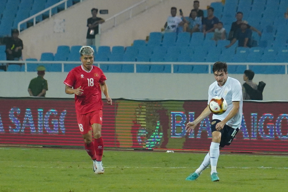 Trong hiệp một, bóng hầu như chỉ lăn trên phần sân của Đội tuyển Việt Nam. (Ảnh: Việt Anh/Vietnam+)