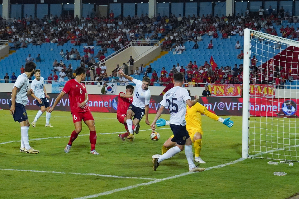 Đến phút 77, tiền đạo Musaev (số 11) có pha chọn vị trí và đệm bóng chuẩn xác ấn định tỷ số 3-0 cho tuyển Nga. (Ảnh: Việt Anh/Vietnam+)