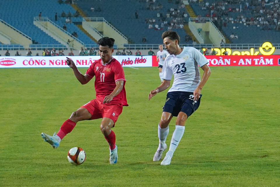 Nỗ lực qua người của hậu vệ Vũ Văn Thanh. (Ảnh: Việt Anh/Vietnam+)