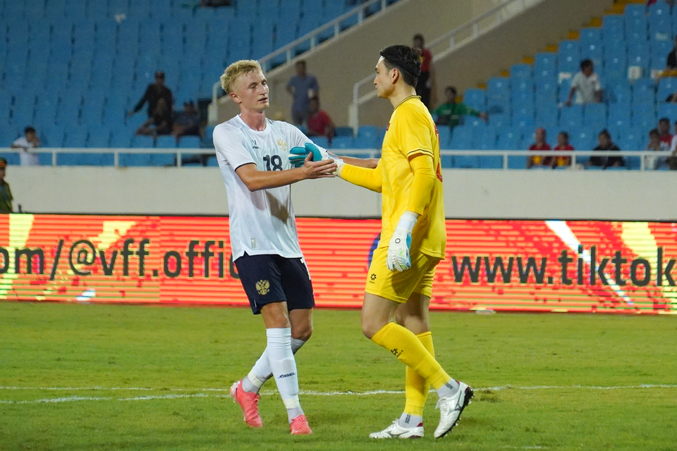 Phút 61, thủ môn Đặng Văn Lâm bất cẩn phá hụt bóng sau đường chuyền về của đồng đội khiến bóng đi vào lưới nhà, nâng tỷ số lên 2-0 cho tuyển Nga. (Ảnh: Việt Anh/Vietnam+)