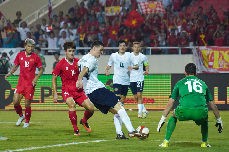 Trung vệ Evgeny Morozov phá bóng giải nguy cho Đội tuyển Nga. (Ảnh: Việt Anh/Vietnam+)