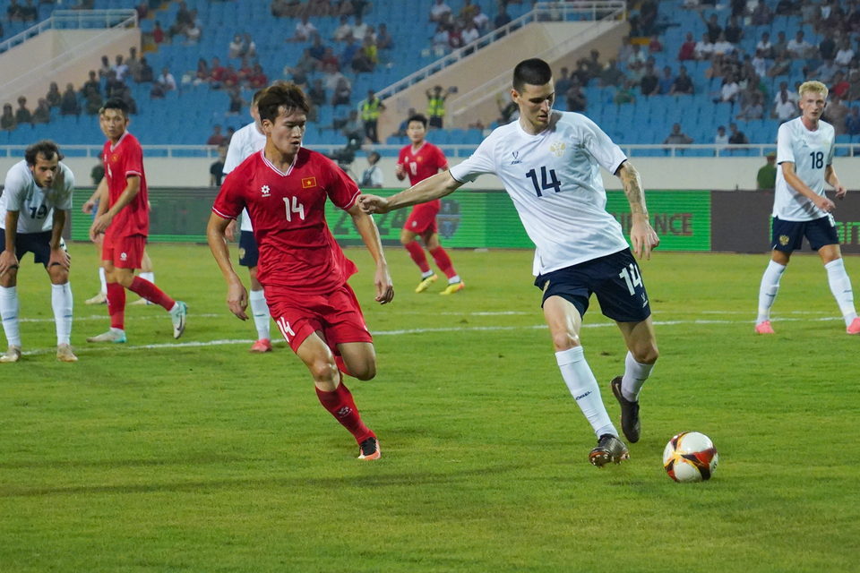 Thể hình vượt trội giúp các cầu thủ Nga giành chiến thắng trong hầu hết các pha tranh chấp. (Ảnh: Việt Anh/Vietnam+)