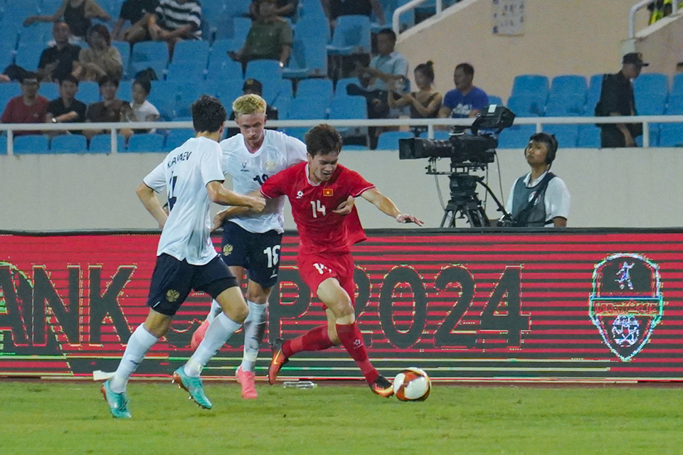 Hoàng Đức tiếp tục thể hiện khả năng thoát pressing ấn tượng khi đột phá qua 2 cầu thủ Nga. (Ảnh: Việt Anh/Vietnam+)