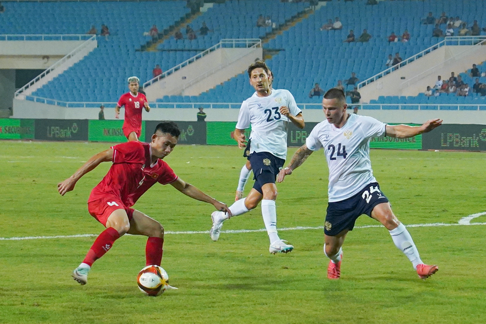Tiền vệ Hai Long đột phá cá nhân và bị ngã trong vòng cấm, tuy nhiên trọng tài cho rằng không có lỗi của các hậu vệ Nga. (Ảnh: Việt Anh/Vietnam+)