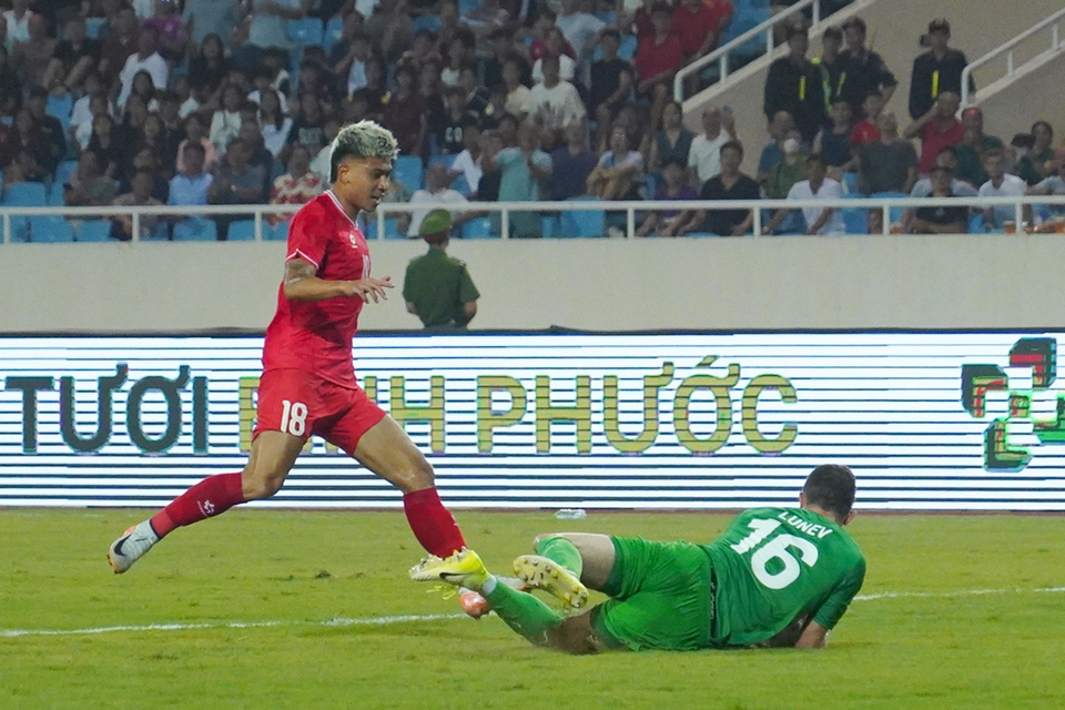 Tiền đạo Đinh Thanh Bình có cơ hội thoát xuống đối mặt thủ môn Lunev nhưng không kịp chạm bóng. (Ảnh: Việt Anh/Vietnam+)