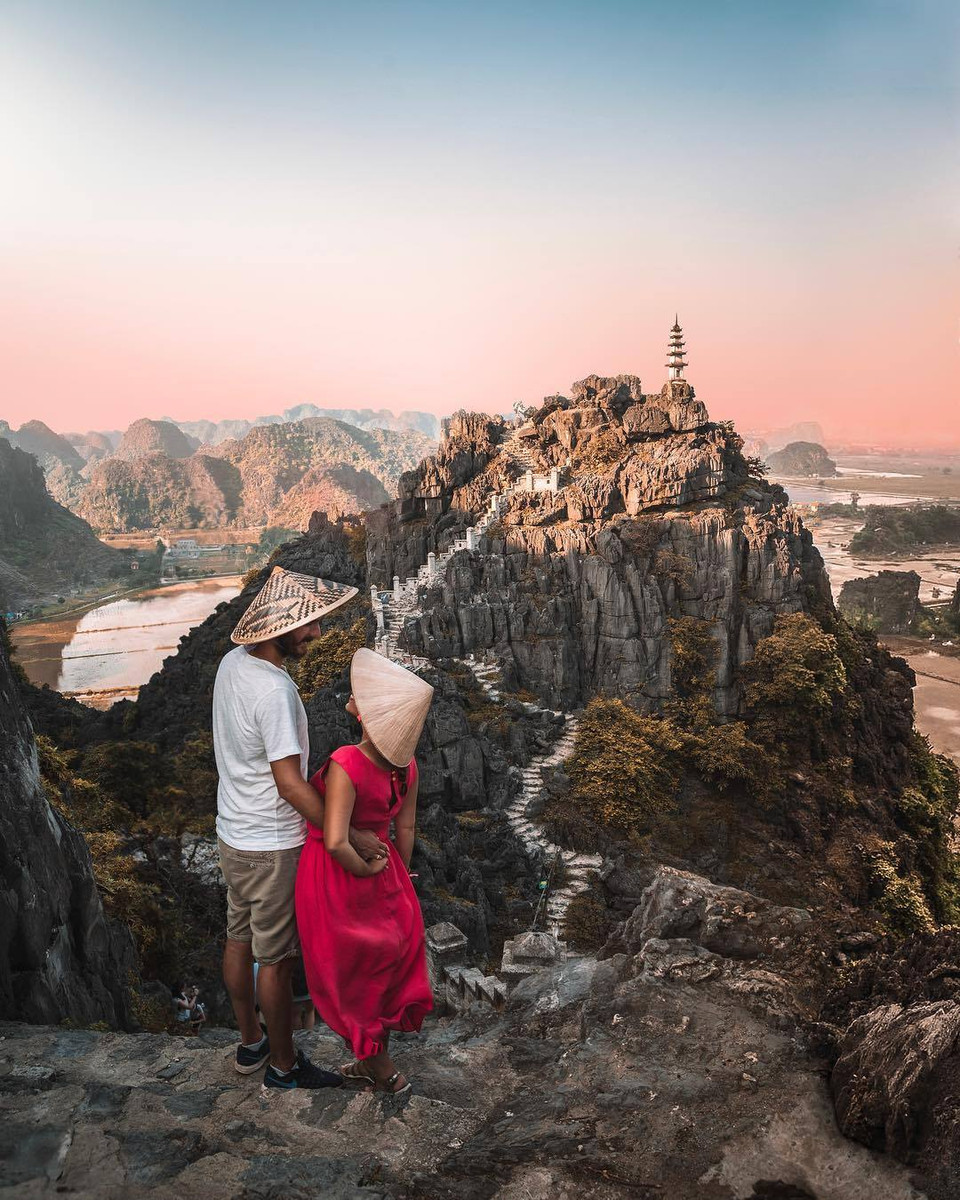 Những cặp đôi cũng khó lòng bỏ quan điểm 'check in' này. (Ảnh: CTV/Vietnam+)