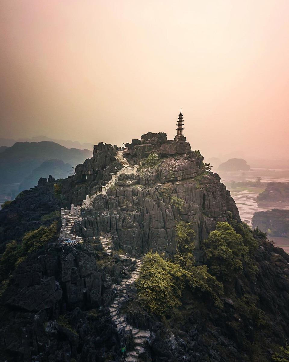 Những bậc thang mang màu sắc cổ kính rêu phong cùng khung cảnh hùng vỹ xung quanh khiến Hang Múa trở thành điểm 'sống ảo' nổi nhất miền Bắc thời gian qua. (Ảnh: CTV/Vietnam+)