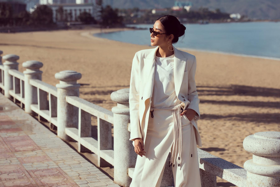  Hoàng Thùy cùng dự án WE đã thực hiện nhiều buổi nói chuyện, thảo luận với các bạn trẻ, nhằm nâng cao kỹ năng mềm và tự tin hơn trong cuộc sống. (Ảnh: Quang Đức/Vietnam+)