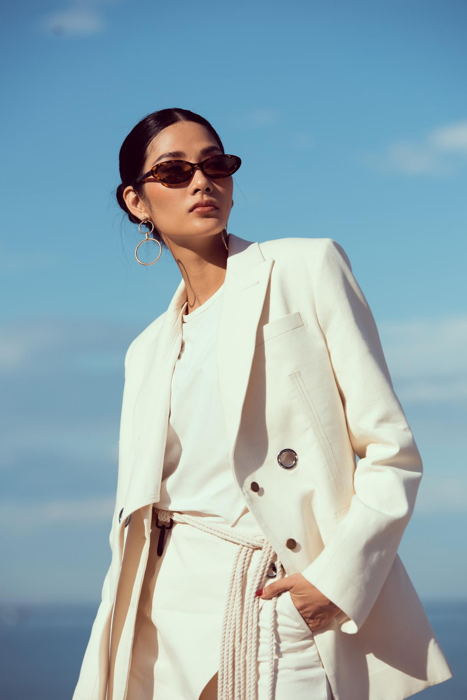 Vốn có kinh nghiệm nhiều năm làm mẫu, Hoàng Thùy biến hóa linh hoạt trong mỗi khung hình, mang đến hình ảnh mạnh mẽ và nữ quyền. (Ảnh: Quang Đức/Vietnam+)