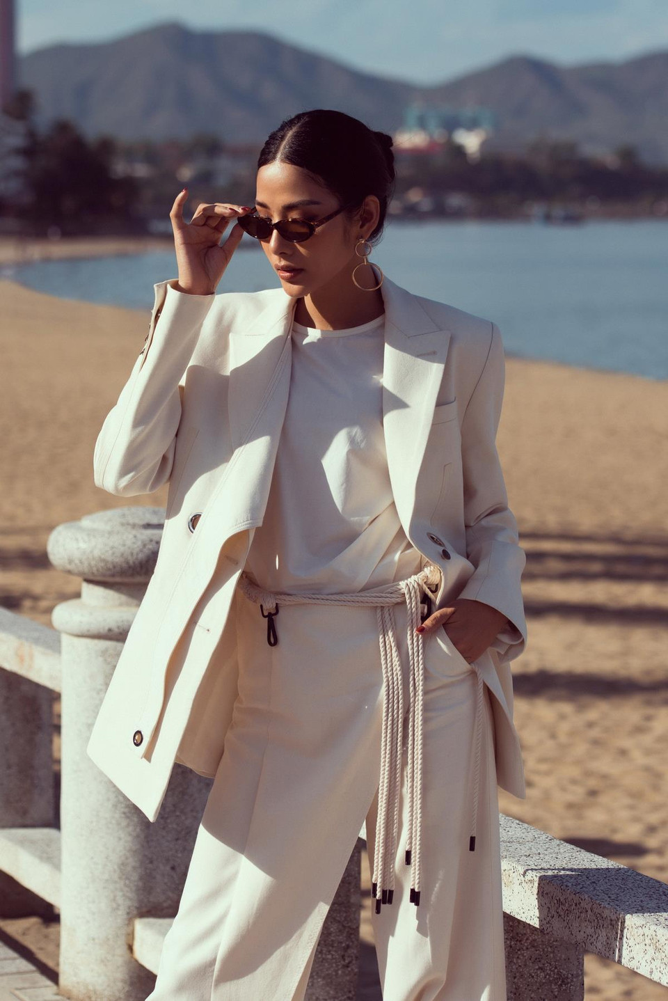 Mới đây, Á hậu Hoàng Thùy cũng đồng hành cùng cuộc thi 'Tuyển chọn thiết kế trang phục dân tộc.” Top 3 mẫu trang phục được chọn để thực hiện sản phẩm theo Hoàng Thùy đến đấu trường nhan sắc thế giới sẽ được công bố trong tuần tới. (Ảnh: Quang Đức/Vietnam+)