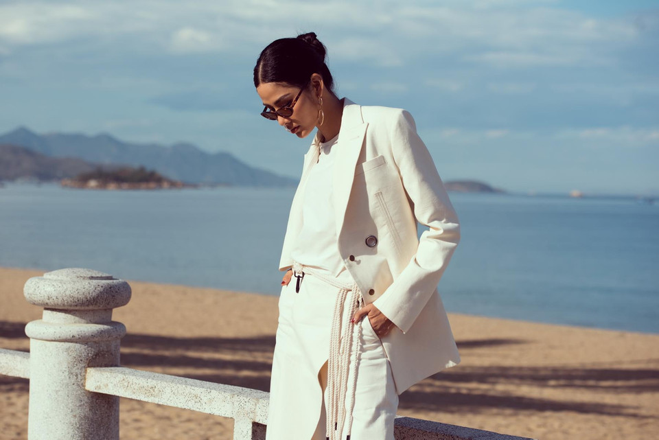 Khác với hình ảnh 'Beauty queen' gần đây, Á hậu Hoàng Thùy quyết định khoe vẻ cá tính và thần thái 'cực ngầu' của mình trong bộ ảnh mới. (Ảnh: Quang Đức/Vietnam+)