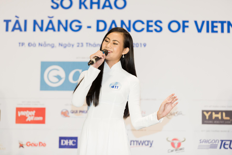  Bên cạnh đó, lại có những thí sinh lựa chọn thể hiện tài năng bằng những phần thi khác biệt như thuyết trình bằng tiếng Anh, làm đồ handmade hướng tới chủ đề bảo vệ môi trường, giới thiệu quê hương, đất nước. (Ảnh: BTC)