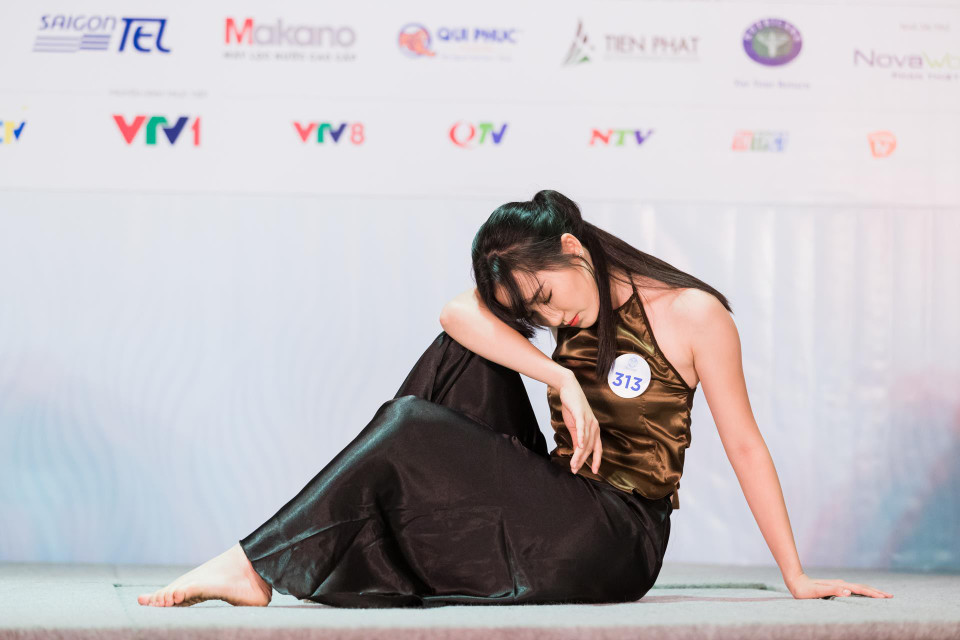 Trên nền nhạc dân tộc, thể hiện điệu múa của dân tộc, 15 thí sinh đã mang đến những phần thi mãn nhãn và đầy thu hút bởi nguồn năng lượng tươi trẻ và sự tự tin. (Ảnh: BTC)