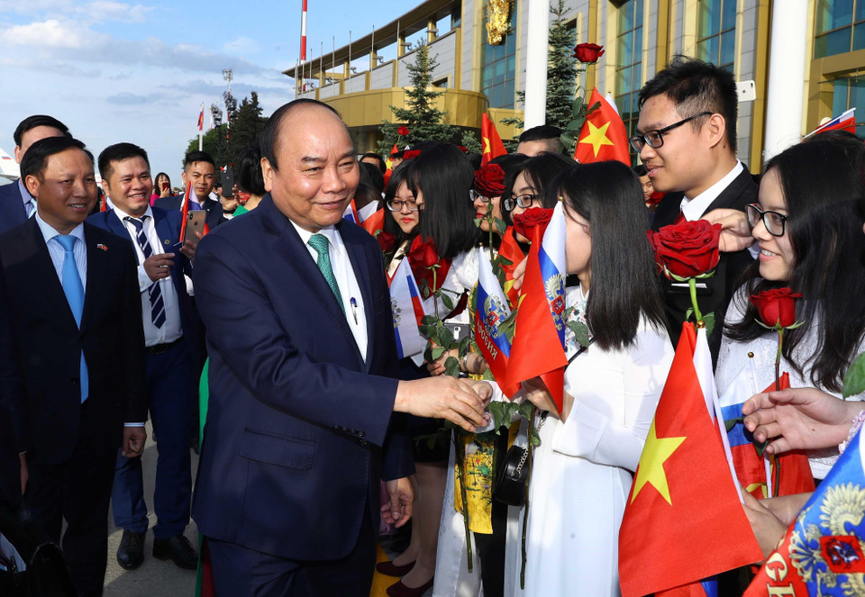 Cán bộ, nhân viên Đại sứ quán và đại diện cộng đồng người Việt Nam tại LB Nga đón Thủ tướng Nguyễn Xuân Phúc và Phu nhân tại sân bay Vnukovo 2, thủ đô Moskva. (Ảnh: Thống Nhất/TTXVN)