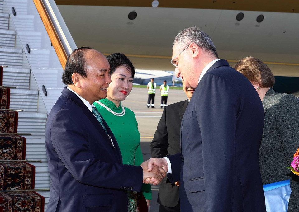 Thứ trưởng Bộ Ngoại giao Nga Igor Morgulov đón Thủ tướng Nguyễn Xuân Phúc và Phu nhân tại sân bay Vnukovo 2, thủ đô Moskva. (Ảnh: Thống Nhất/TTXVN)