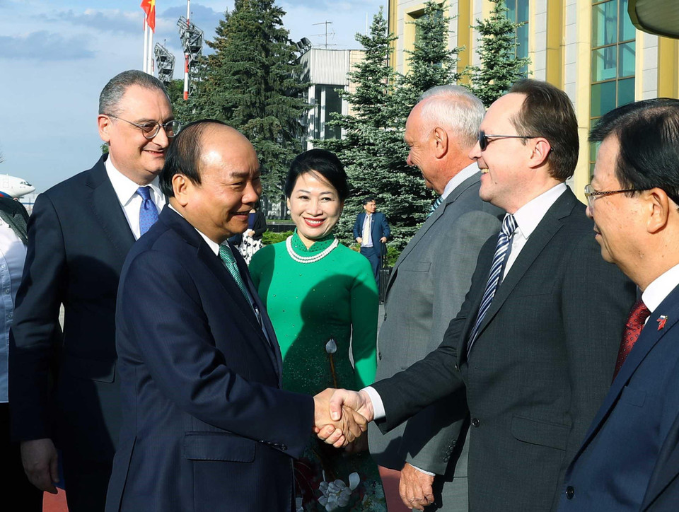 Các đại biểu đón Thủ tướng Nguyễn Xuân Phúc và Phu nhân tại sân bay Vnukovo 2, thủ đô Moskva. (Ảnh: Thống Nhất/TTXVN)