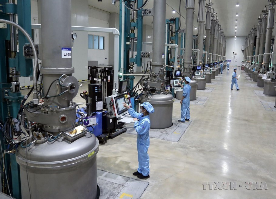Dây chuyền sản xuất nguyên liệu để chế tạo pin năng lượng mặt trời tại Công ty TNHH JA Solar Việt Nam, vốn đầu tư của Hong Kong (Trung Quốc) tại Khu Công nghiệp Quang Châu (Bắc Giang). (Ảnh: Danh Lam/TTXVN)