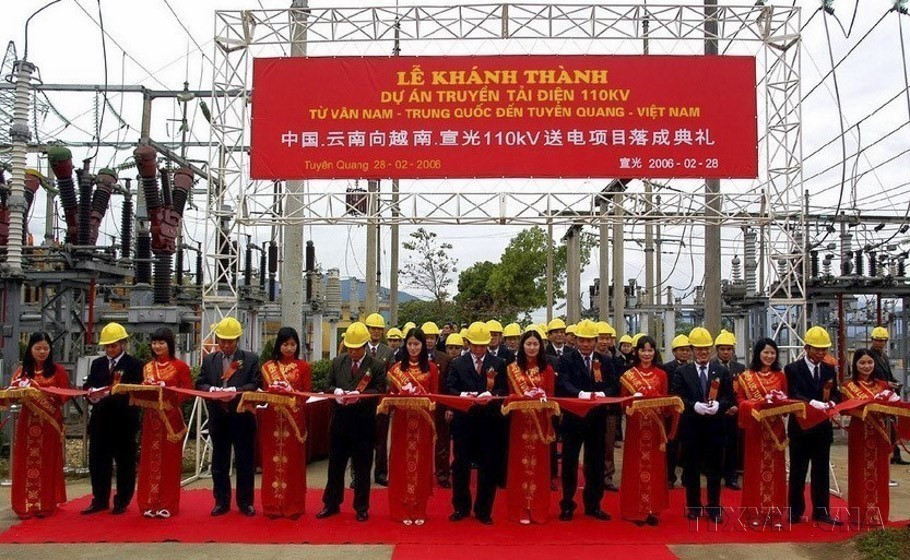 Lễ khánh thành thành dự án truyền tải điện 110 KV Vân Nam (Trung Quốc) đến Tuyên Quang (Việt Nam), ngày 28/2/2006. (Ảnh: Hoài Nam/TTXVN)