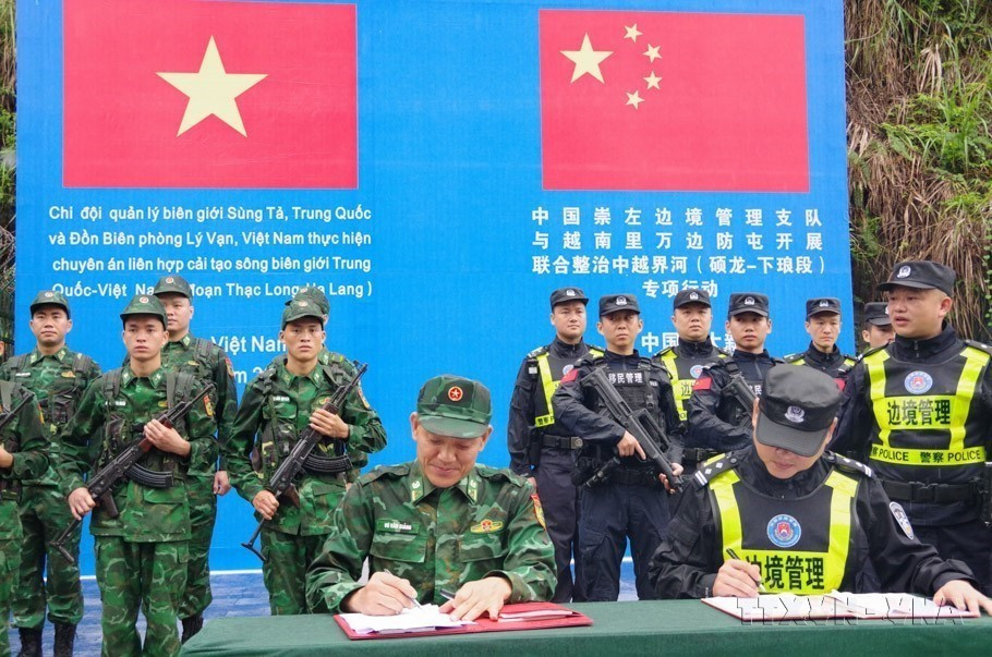 Đồn Biên phòng Cửa khẩu Lý Vạn (Việt Nam) và Đại đội quản lý biên giới huyện Đại Tân (Trung Quốc) ký kết biên bản tuần tra song phương, ngày 15/8/2023. (Ảnh: Chu Hiệu/TTXVN)
