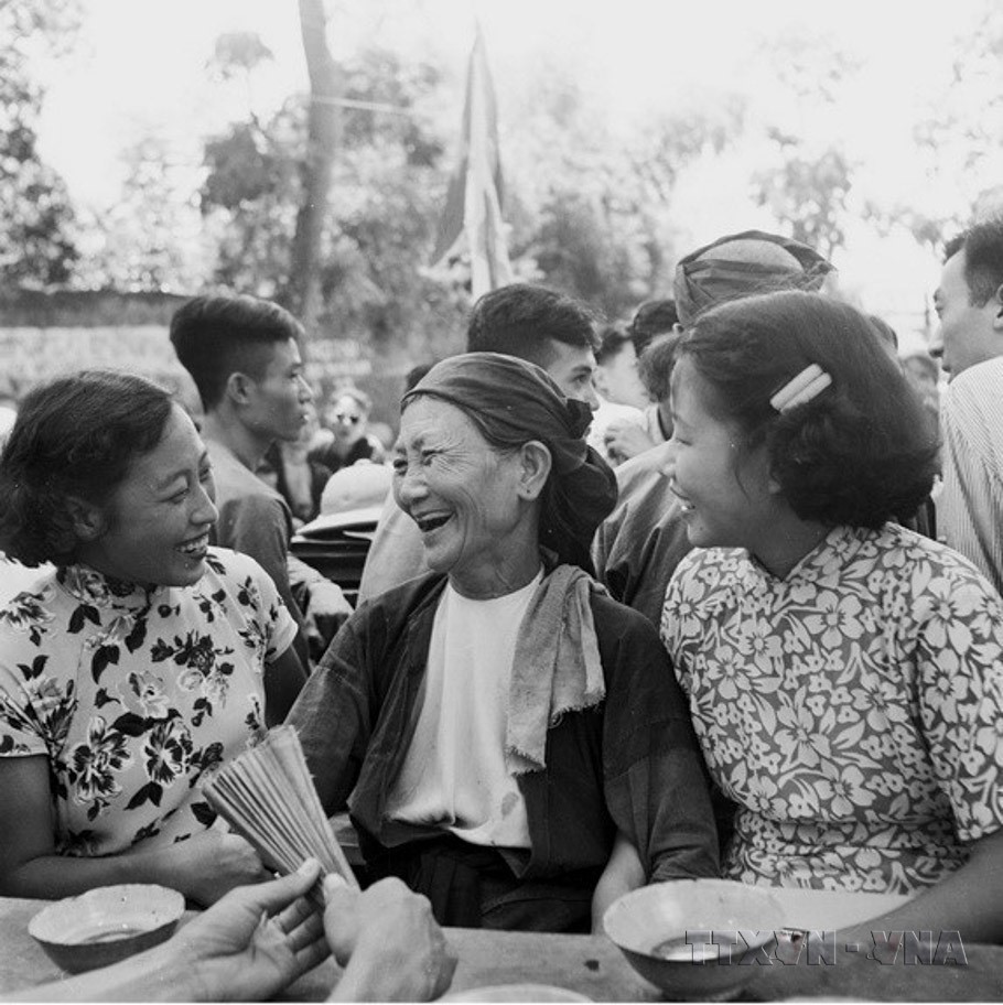 Nhân dân xã Hiền Vân, huyện Tiên Du, tỉnh Bắc Ninh giao lưu với các nghệ sỹ Trung Quốc. (Ảnh: TTXVN)