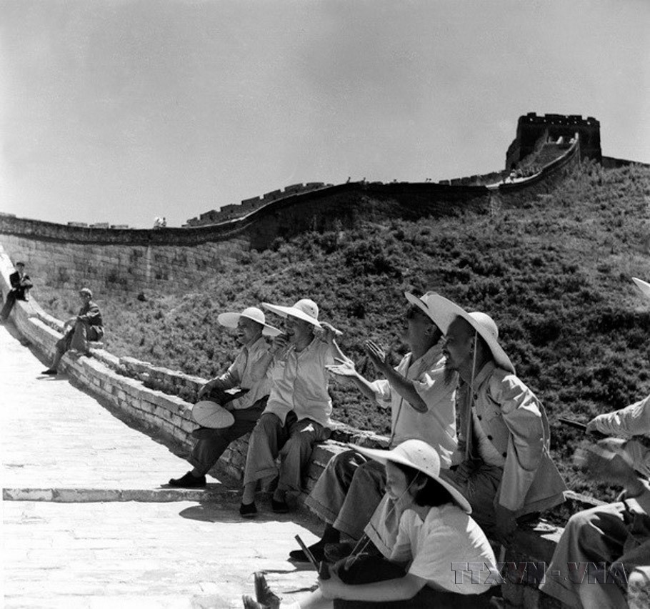 Chủ tịch Hồ Chí Minh thăm Vạn Lý Trường Thành (7/1955). (Ảnh: Tư liệu TTXVN)