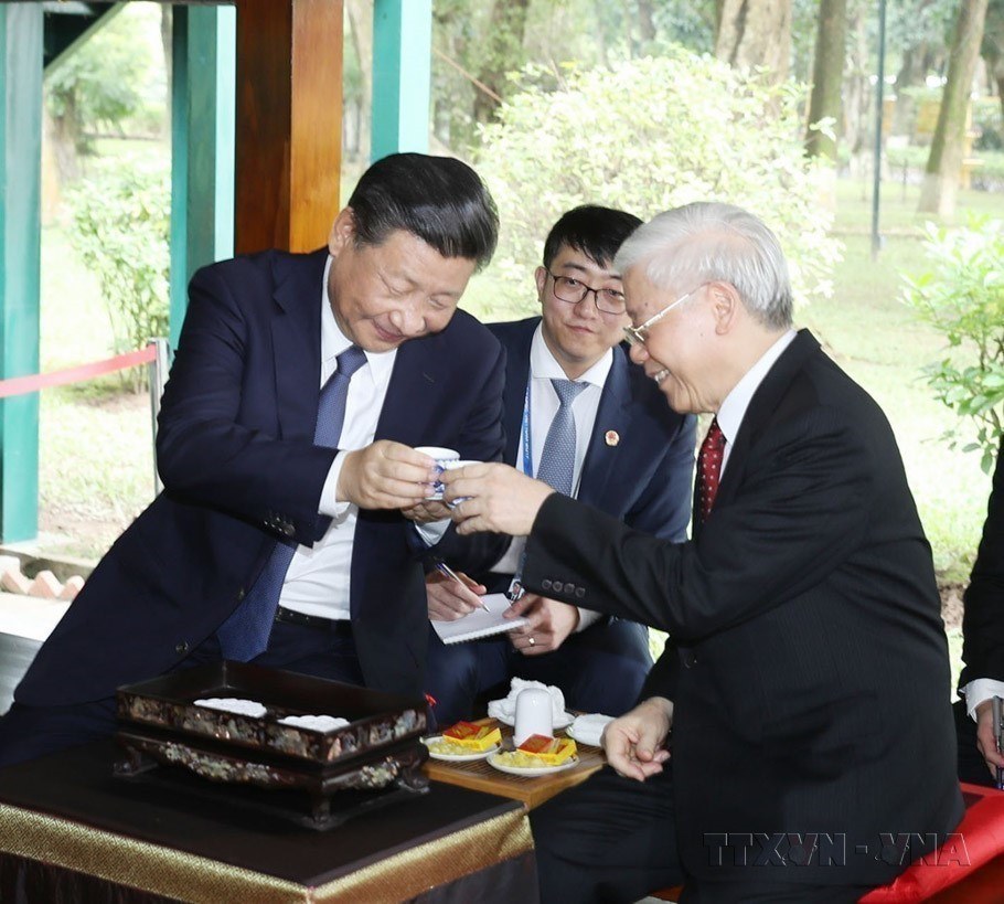 Tổng Bí thư Nguyễn Phú Trọng mời Tổng Bí thư, Chủ tịch Trung Quốc Tập Cận Bình thưởng thức trà tại Nhà sàn trong Khu Di tích Chủ tịch Hồ Chí Minh tại Phủ Chủ tịch (13/11/2017). (Ảnh: Trí Dũng/TTXVN)