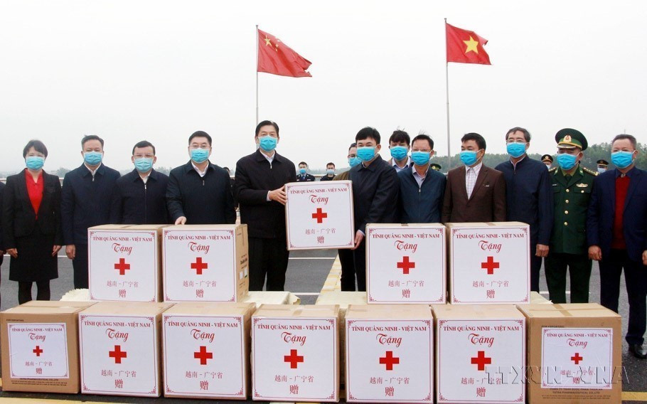 Lễ tiếp nhận hàng hỗ trợ phòng, chống dịch COVID-19 của Tỉnh ủy Quảng Ninh tặng Khu ủy Khu tự trị dân tộc Choang Quảng Tây (Trung Quốc), tại cặp Cửa khẩu Quốc tế Móng Cái-Đông Hưng, ngày 20/2/2020. (Ảnh: TTXVN)