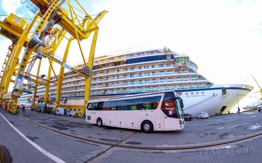 Tàu biển Zhao Shang Yi Dun, quốc tịch Trung Quốc đưa hơn 700 khách du lịch cập Cảng Tiên Sa đến tham quan thành phố Đà Nẵng (12/2023). (Ảnh: Trần Lê Lâm/TTXVN)