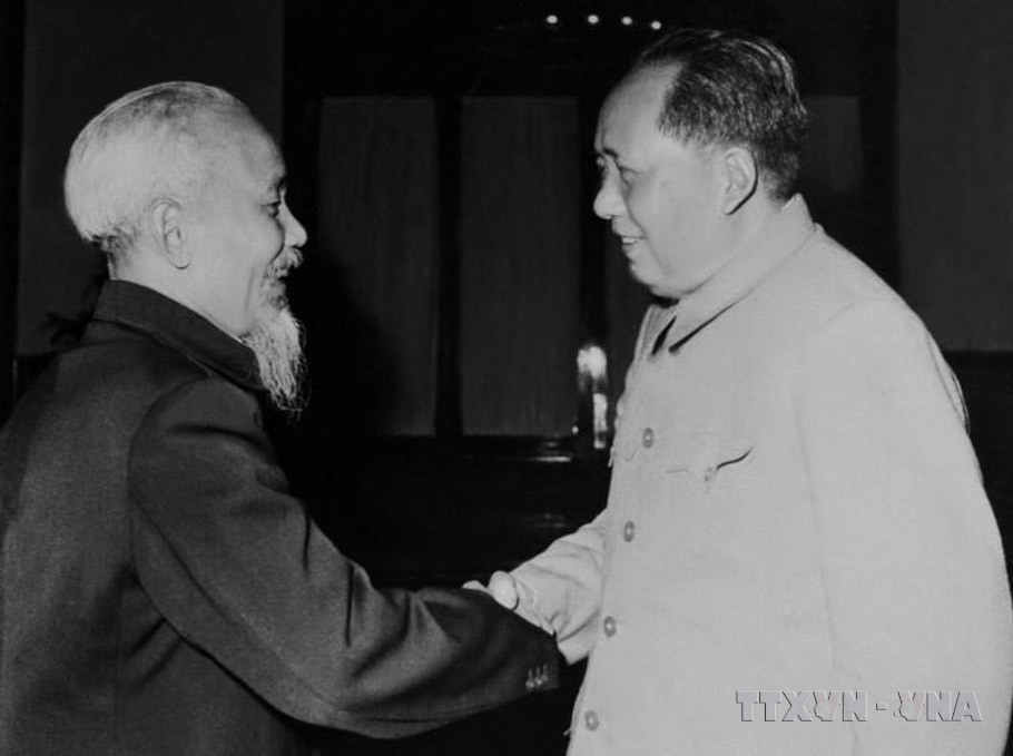 Chủ tịch Hồ Chí Minh gặp và hội đàm với Chủ tịch Mao Trạch Đông, ngày 2/11/1960 tại Bắc Kinh, trong chuyến thăm Trung Quốc từ ngày 2-4/11/1960. (Ảnh: TTXVN)