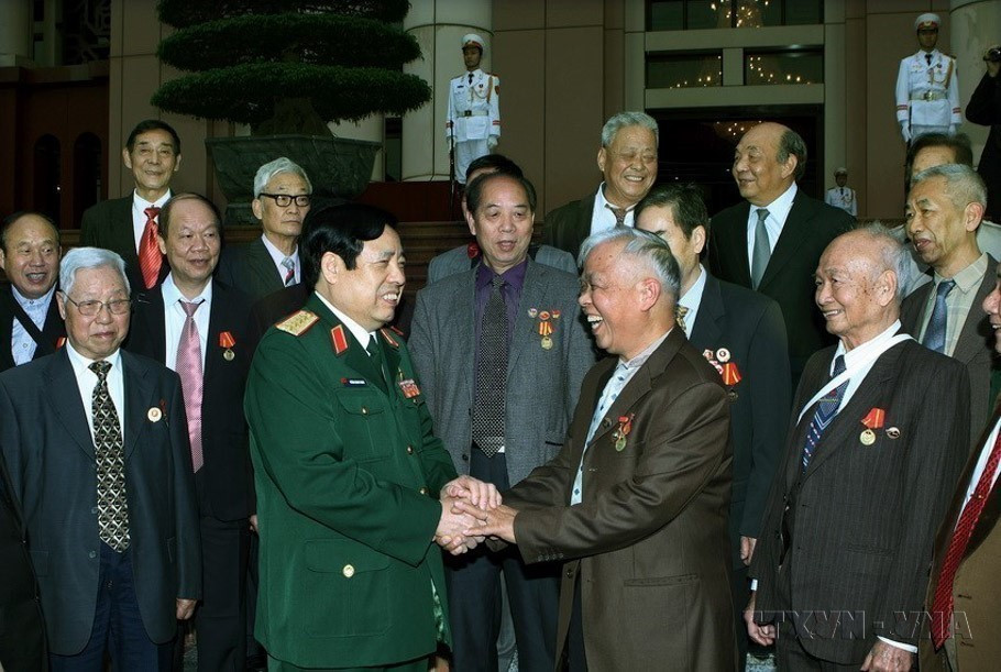 Đại tướng Phùng Quang Thanh, Ủy viên Bộ Chính trị, Bộ trưởng Bộ Quốc phòng tiếp đoàn cựu chiến binh và chuyên gia Trung Quốc giúp đỡ Việt Nam trong kháng chiến giành độc lập dân tộc (12/2015). (Ảnh: Nguyễn Dân/TTXVN)
