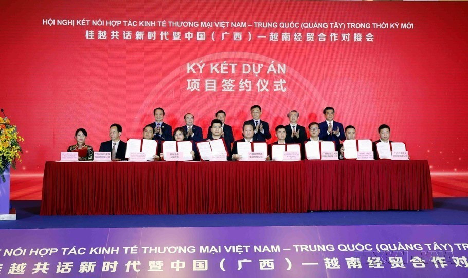 Lễ ký kết hợp tác giữa doanh nghiệp hai nước tại Hội nghị Hợp tác Kinh tế Thương mại Việt Nam-Trung Quốc (Quảng Tây) trong thời kỳ mới (Hà Nội, 31/3/2023). (Ảnh: Trần Việt/TTXVN)