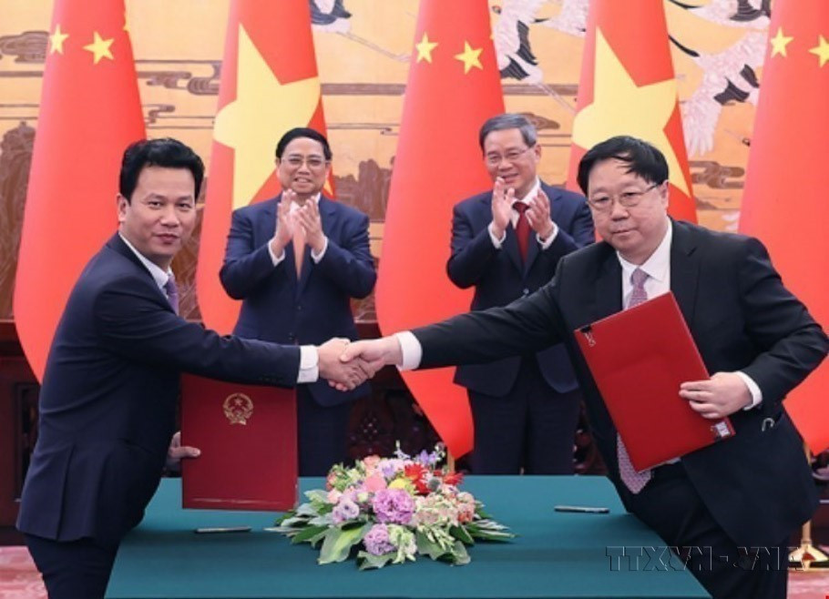 Thủ tướng Phạm Minh Chính và Thủ tướng Lý Cường chứng kiến Lễ ký Thỏa thuận hợp tác nghiên cứu quản lý tổng hợp môi trường biển và hải đảo vùng Vịnh Bắc Bộ giữa Bộ Tài nguyên và Môi trường Việt Nam và Bộ Tài nguyên Thiên nhiên Trung Quốc (Bắc Kinh, 26/6/2023). (Ảnh: Dương Giang/TTXVN)