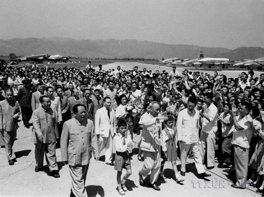 Chính phủ và nhân dân Trung Quốc chào mừng Chủ tịch Hồ Chí Minh và đoàn đại biểu Chính phủ Việt Nam thăm Trung Quốc (6/1955). (Ảnh: Tư liệu TTXVN)