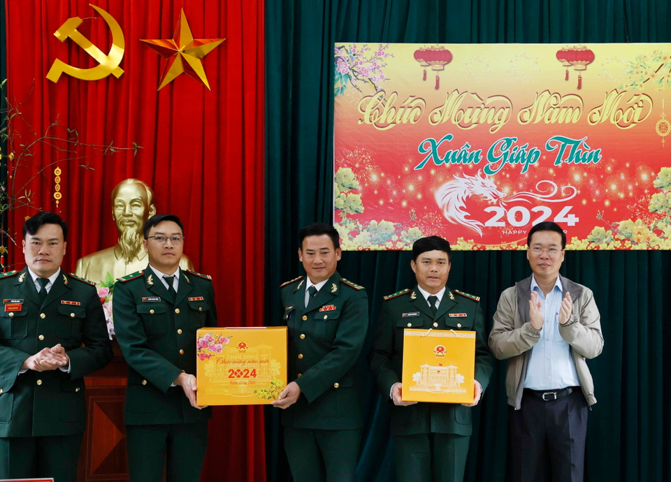 Chủ tịch nước Võ Văn Thưởng tặng quà Tết cho cán bộ, chiến sỹ Đồn Biên phòng Cửa khẩu Thanh Thủy. (Ảnh: Thống Nhất/TTXVN)
